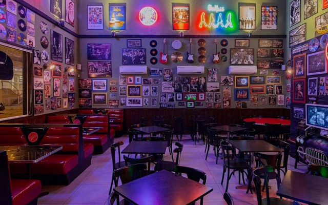 Mobiliário para restaurante em um salão amplo